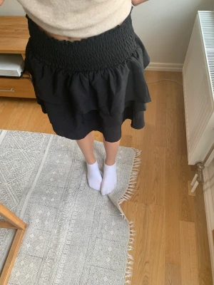 Svart kjol - En svart gullig kjol från H&M i storlek 170/75