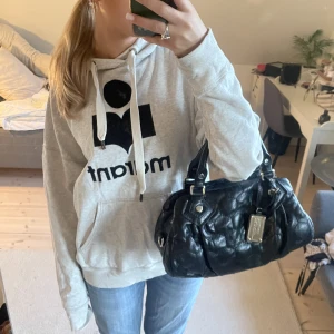 Isabel Marant Hoodie - Säljer min såååå snygga hoodie från Isabel Marant 😍 Storlek 35 Skicket är helt okej, den är använd en del! 