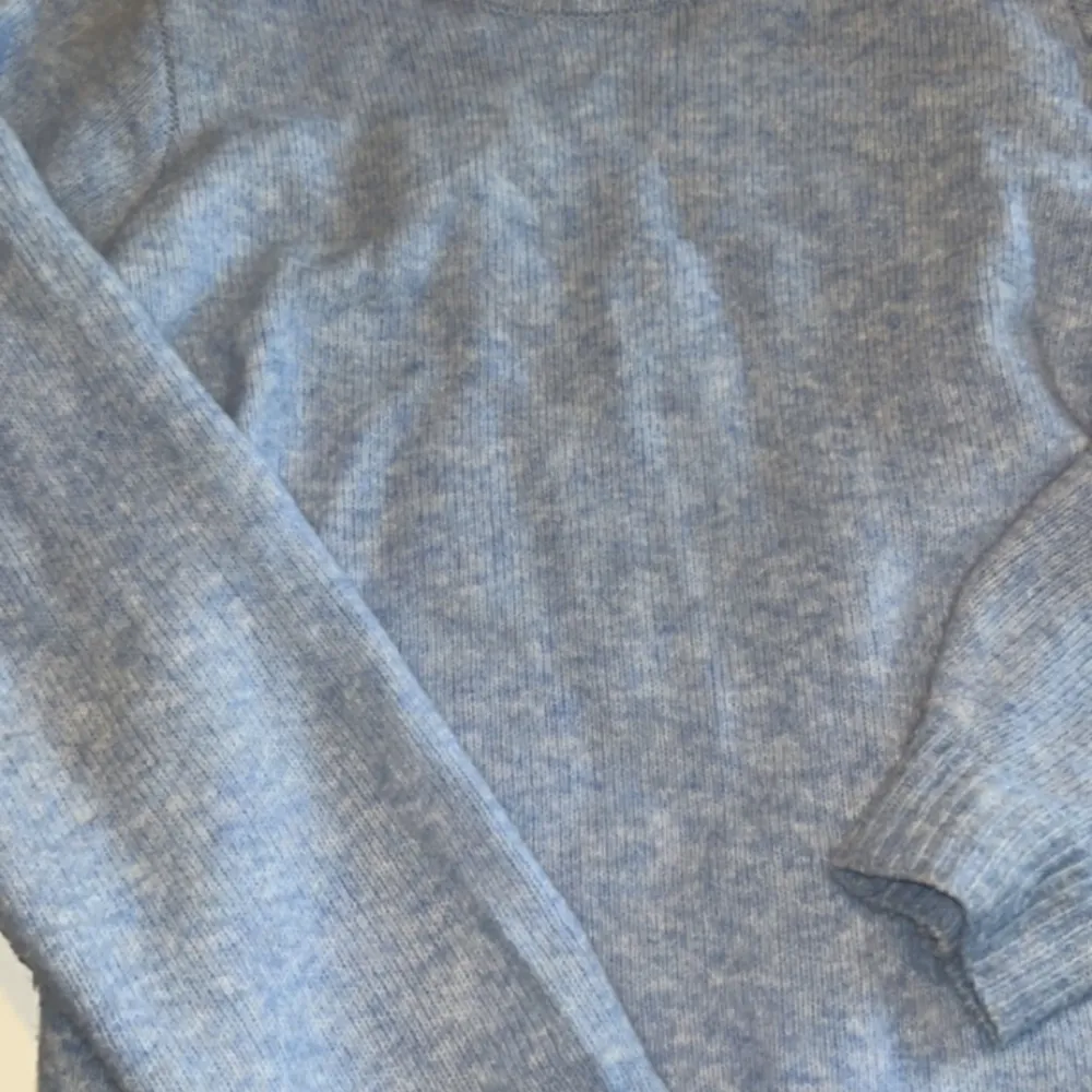 Säljer denna superfina tröjan i nyskick som ej säljs längre men som är väldigt lik veromodas tröja🩵❣️. Hoodies.