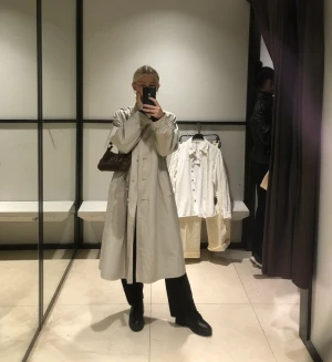 Beige trenchcoat - Säljer denna snygg trenchcoat som är köpt på h&m för några år sedan. Trots att den är lite använd så är den i mycket bra skick! Storlek skulle jag säga är S-M. Den sitter löst/oversized på mig som är en S ,vilket jag tycker är snyggt. Köp direkt för 200kr