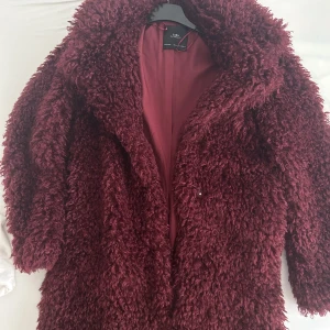 Faux fur jacka från zara - Nyskick, vinröd färg i stlk S