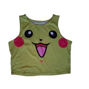 Sött Pikachu linne som är väldigt nopprig men som inte förtjänar att slängas! Ser likadant ut på baksidan som det gör i framsidan! 