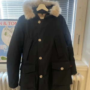 Woolrich Parka XS - Grymt vinter jacka i toppskick. Enda felet är att knappen till högra fickan är försvunnen
