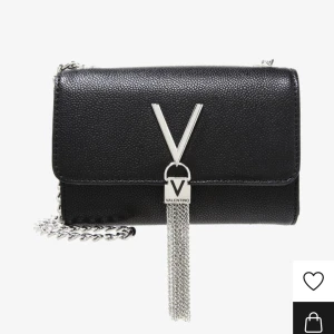 Valentino väska  - Säljer min valentino väska eftersom jag har massa andra, vanligt pris 749kr men säljer den för 500kr❤️