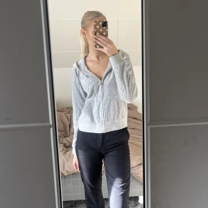 Juicy Couture tröja - Så fin grå ziphoodie från Juicy Couture, stl M men passar mig som i vanliga fall har stl S och XS🫶🏽 välanvänd men i fint skick