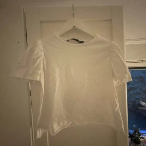 T shirt  - T shirt med ballongärmar. I fint skick 💕