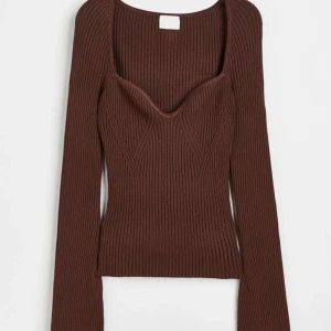 Hm tröja - LÄS BIO INNAN NI KÖPER. Ribbad topp från hm. Oanvänd med lapp kvar. Väldigt stretchig så passar S och M också💗Slutsåld på hemsidan