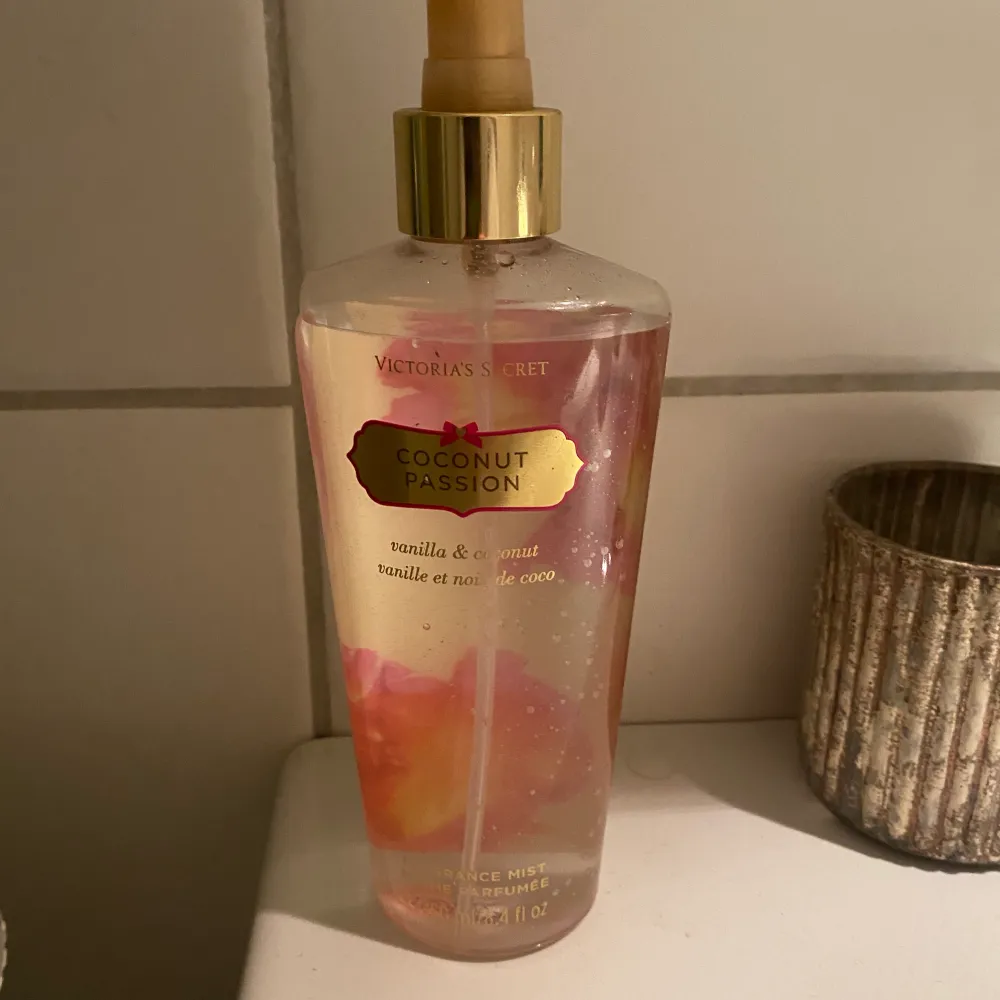 Victoria secret parfym, har flera och säljer nu denna. Luktar jätte gott💕. Perfume.