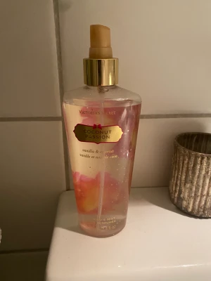 Parfym - Victoria secret parfym, har flera och säljer nu denna. Luktar jätte gott💕