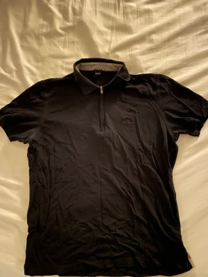 Hugo Boss tröja  - Hugo Boss tröja i strl L, färgen är mörk marine blå