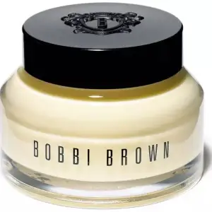 En bästsäljare från Bobbi Brown – en primer plus återfuktning som ger en mjuk och jämn makeupapplicering (det bästa av två världar). Fyllig men inte fet formel med sheasmör som direkt återfuktar.  Helt ny 50ml