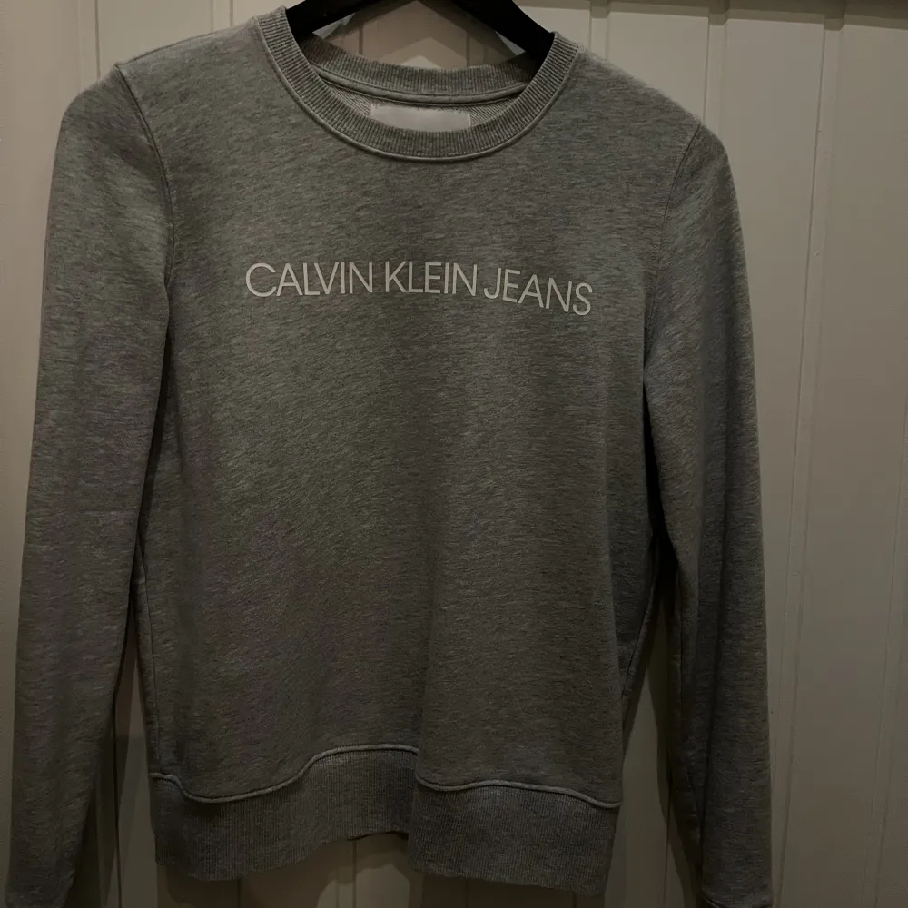 Säljer min fina Sweater från Calvin Klein då den inte kommer till användning. Storlek XS. Köpt för några år sedan för 999 kr. Inga defekter förekommer. Mitt direkt-pris är 299 kr, men är öppen för prisförslag!🥰 Köparen står för frakten. . Tröjor & Koftor.