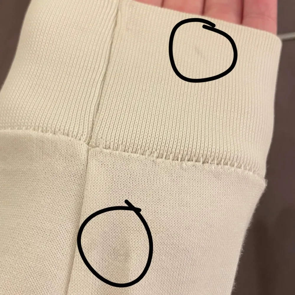 Säljer denna skitsnygga sweatshirt från jack & jones, då den ej används:/ Använd ett fåtal gånger, men har två små fläckar på vänstra armen (se bild 3), annars inga skavanker. Köpt på herravdelningen så unisex 💕 Väldigt mysig nu till hösten🫶🏼. Tröjor & Koftor.
