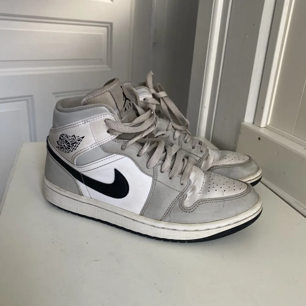 Köpte dessa Jordan 1’s för c.a 3 år sedan. De har stått oanvända i ett år nu så tänkte att det är lika bra att bli av med de. Pris går att diskutera. Köpte för 3200kr. Skickas utan skolåda då jag slarvade och slängde den 😩. Kengät.