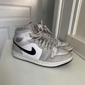 Jordan 1’s - Köpte dessa Jordan 1’s för c.a 3 år sedan. De har stått oanvända i ett år nu så tänkte att det är lika bra att bli av med de. Pris går att diskutera. Köpte för 3200kr. Skickas utan skolåda då jag slarvade och slängde den 😩
