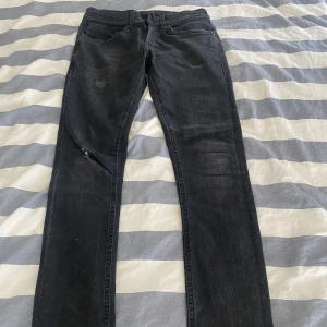Dondup jeans - Säljer nu mina dondup jeans då dem inte kommer till användning. Storlek 28 Skick 9/10 Pris 500 Priset kan diskuteras vid snabb affär 