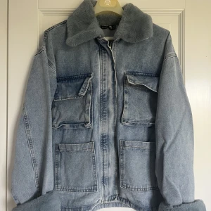 Trendig jeansjacka  - Säljer denna ursnygga jeansjacka som passar perfekt till hösten 🍁❣️Endast använd ett fåtal gånger. Jackan är i storlek 36 men den ger en oversized fit. Pris kan diskuteras.