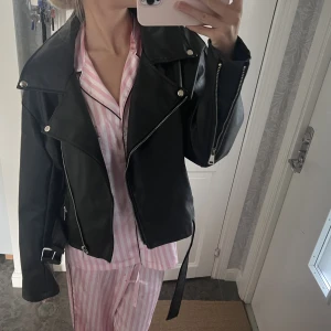 Skinnjacka - Så fin skinnjacka från NAKD som köptes för något år sen men som inte kommit till användning! Storlek 40 men sitter snyggt oversized på öig som är en S