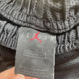 Jordan basket shorts  - Basket short jordans. Säljer för jag går inte på basket längre så dem kommer inte till andvänding. Bra skick!🤍