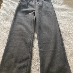 Mjukis byxor - Hej jag säljer ett par mjukis byxor, dom är helt nya, säljer pga är lite för stora, det är storlek M och köpt för 150kr, säljer för 100kr