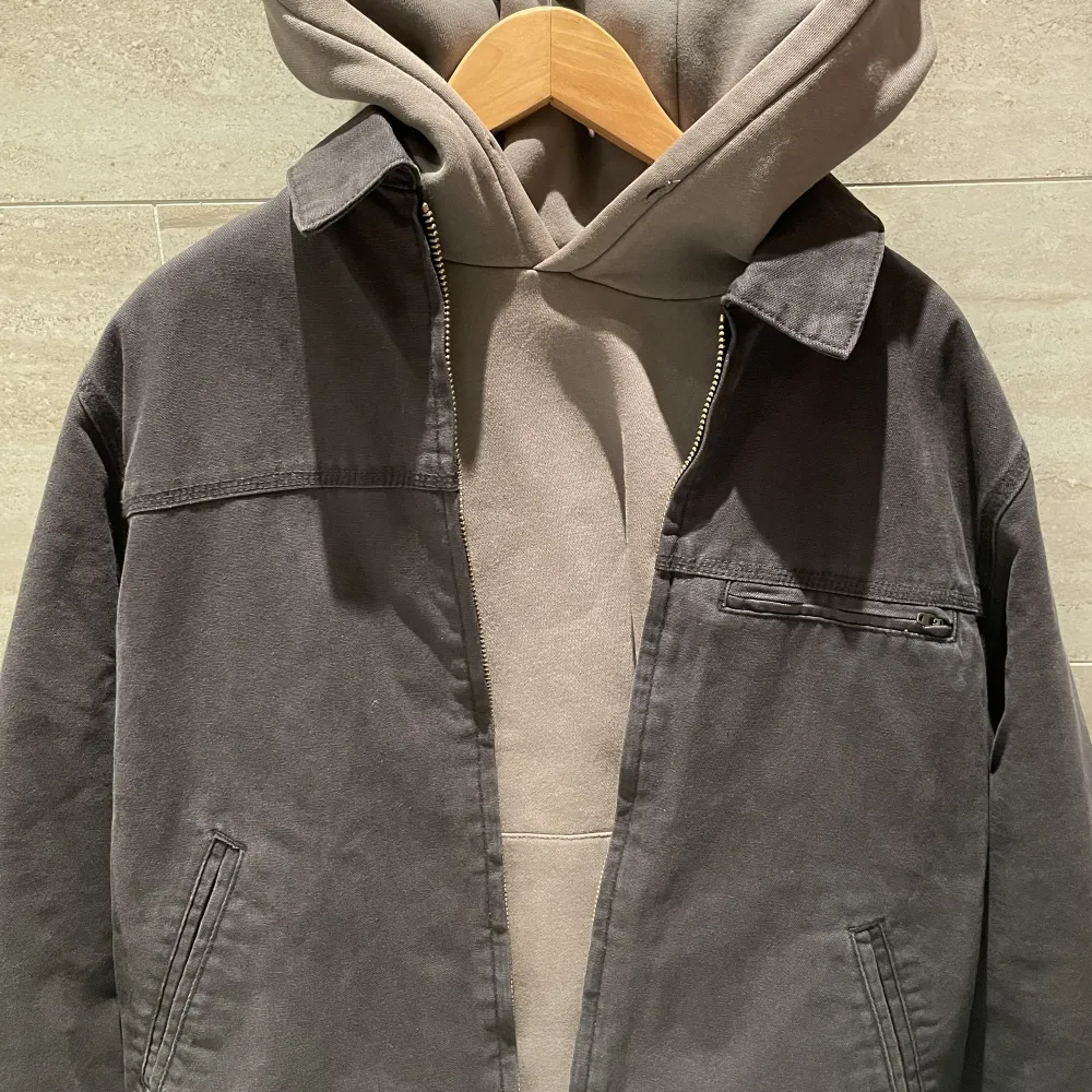 Clean hoodie från zara. Den är blank (alltså enfärgad) och kan stylas med allt. Väldigt bra och något essentiellt som kan elevera ens stil. Inga tecken på användning. Köpte för 599kr nypris. Anledning till att jag säljer: har inte kommit till användning.. Hoodies.