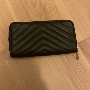 Stor plånbok - Inge defekter och använd ca 3 gånger. 