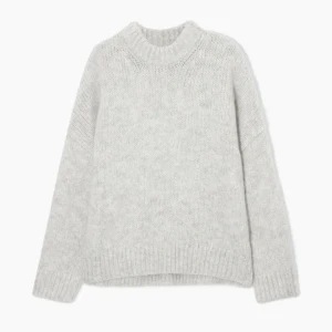 Stickad tröja COS - Säljer denna mysiga och fina stickade tröjan från COS. Nyskick med lappar kvar. Slutsåld på hemsidan och kostar 1500 som ny. Obs stor i storleken, passar mig som vanligtvis har stl m 💕 köparen står för frakt och jag ansvarar inte för postens slarv!