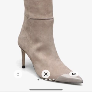 Helt nya Custommade Alia Suede boots! - Säljes endast pga fel storlek! Så snygga!  Storlek 39 men skulle uppskatta 38/39 Pga spetsig tåmodell. Nypris: 4099:- köpta från boozt Endast testade och ångerrätten har gått ut.