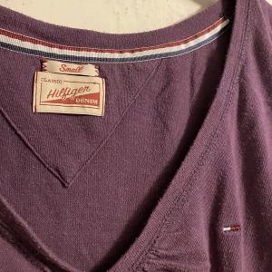 Tommy Hilfiger t-shirt - Lila tommy Hilfiger t-shirt. Bra skick. Strl S