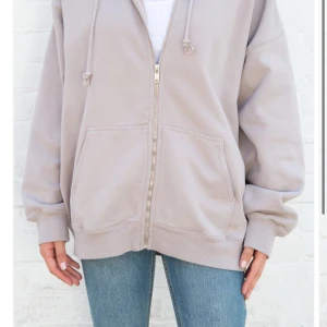 Ljusgrå oversized kofta  - En oversized kofta ifrån brandy Melville i en grå/ljusgrå färg, det är inte samma färg som på bilden utan det är en mer grå färg!!!!💓