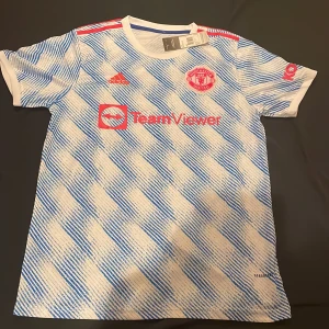 Fotbolls tröjor - Säljer nu mina fotbolls tröjor som bara samlar damm.. man united tröjan strl L. Liverpool tröjan strl M. Ajax tröjan strl M. 350kr för liverpool och man United tröjan och 500kr för Ajax tröjan!  Helt nya. Alla tre för 1000kr!