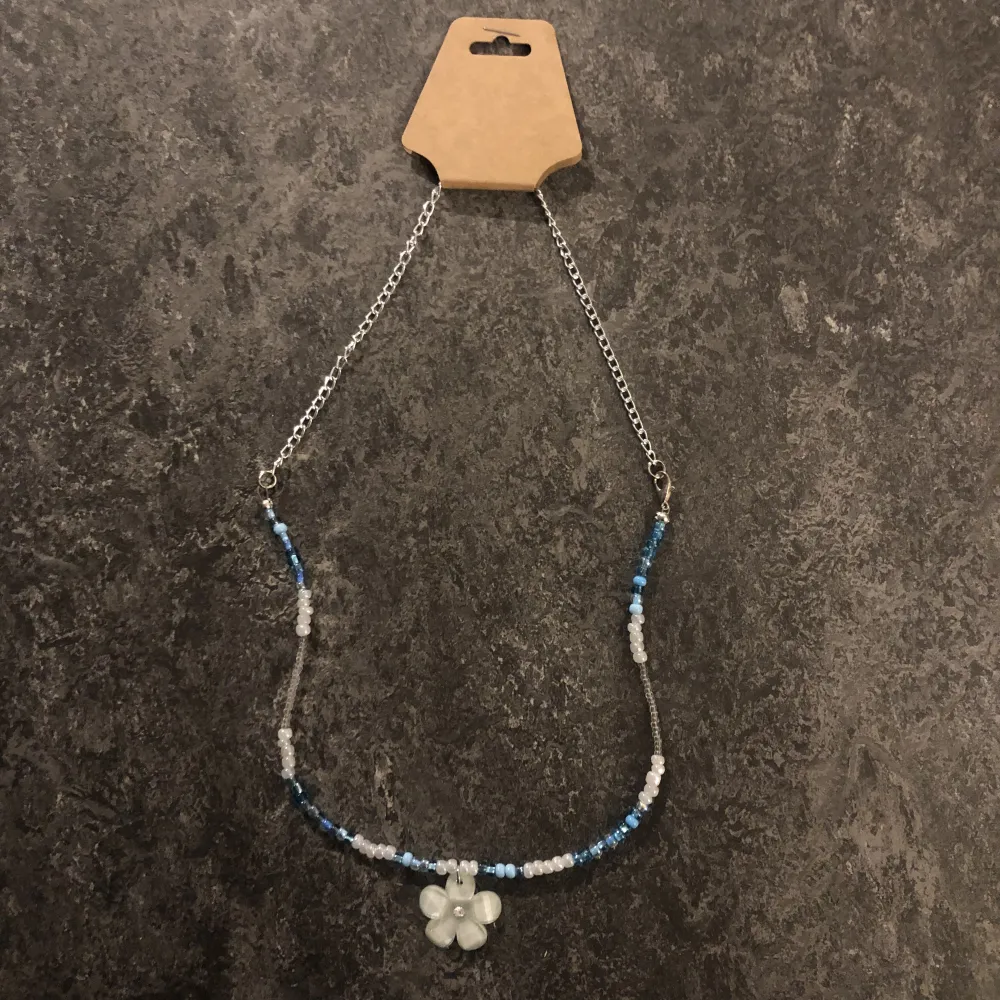 NY! Halsband med blå blomma från small business i USA (Etsy) . Accessoarer.