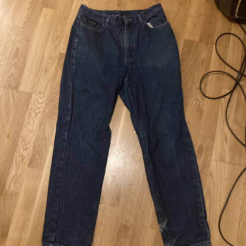 Baggy jeans köpte från en second hand butik som inte kommer till använding litet hål vid ena byx benet längst ner (bild). Jeans & Byxor.