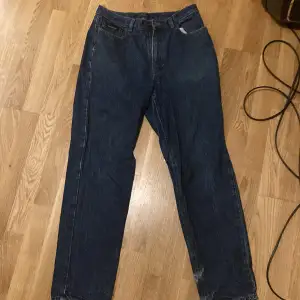 Baggy jeans köpte från en second hand butik som inte kommer till använding litet hål vid ena byx benet längst ner (bild)