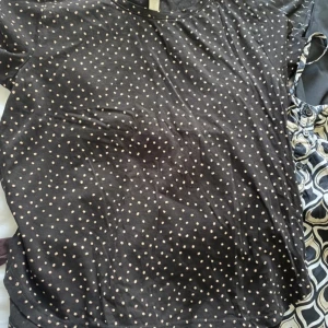 Prickig topp strl s  - Fint skick  Prickarna öron ljus rosa  Bra vardagsplagg  Fint skick 