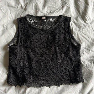 Svart topp - Svart topp från bikbok Fint skick Storlek small 
