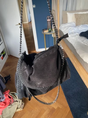Kedje väska - Fett snygg trendig svart väska med kedjeband