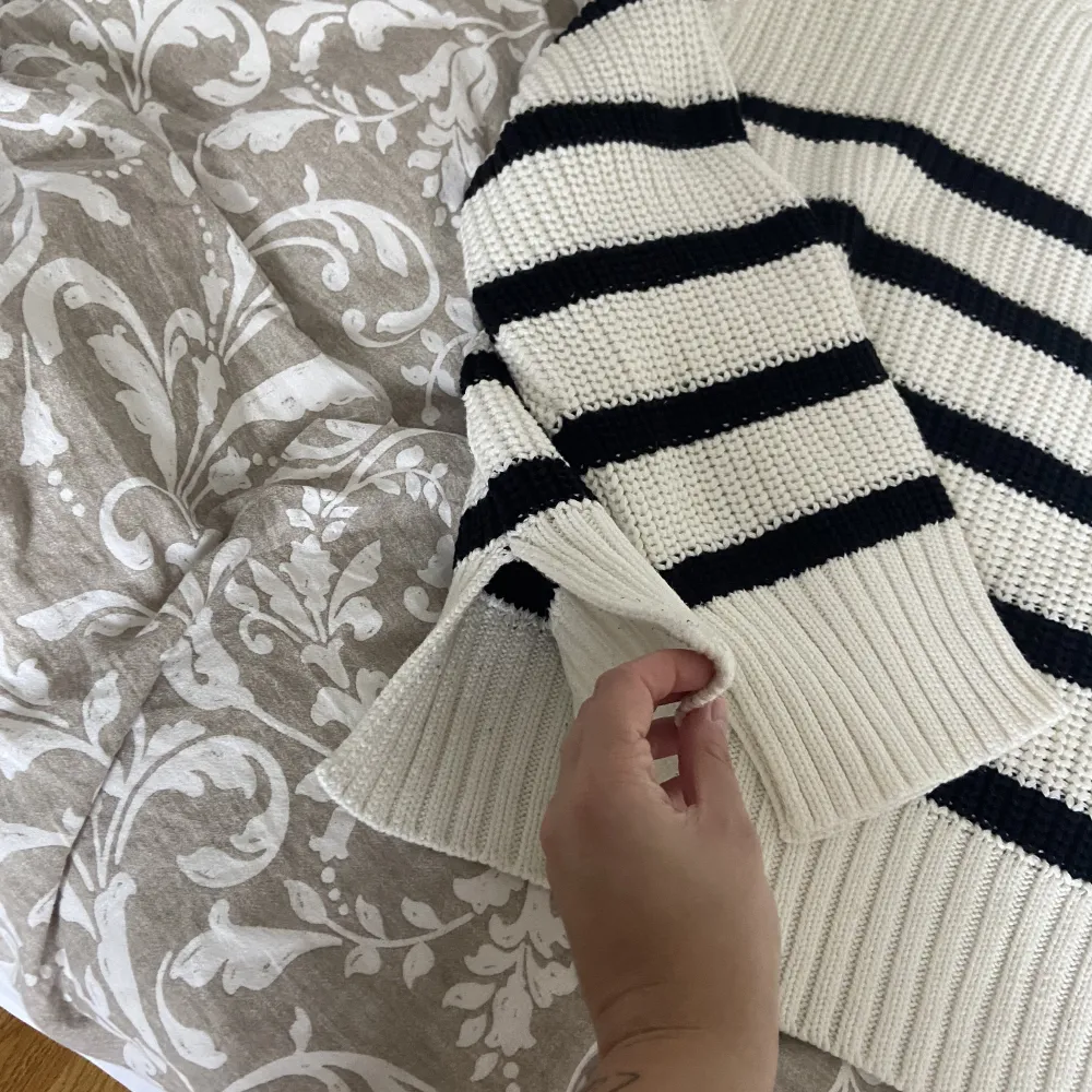 Såljer den populära stickade tröjan från gina som heter alba knitted sweater och har vit och svart randig ! Storlek s använda max 3 gånger som ny! . Stickat.