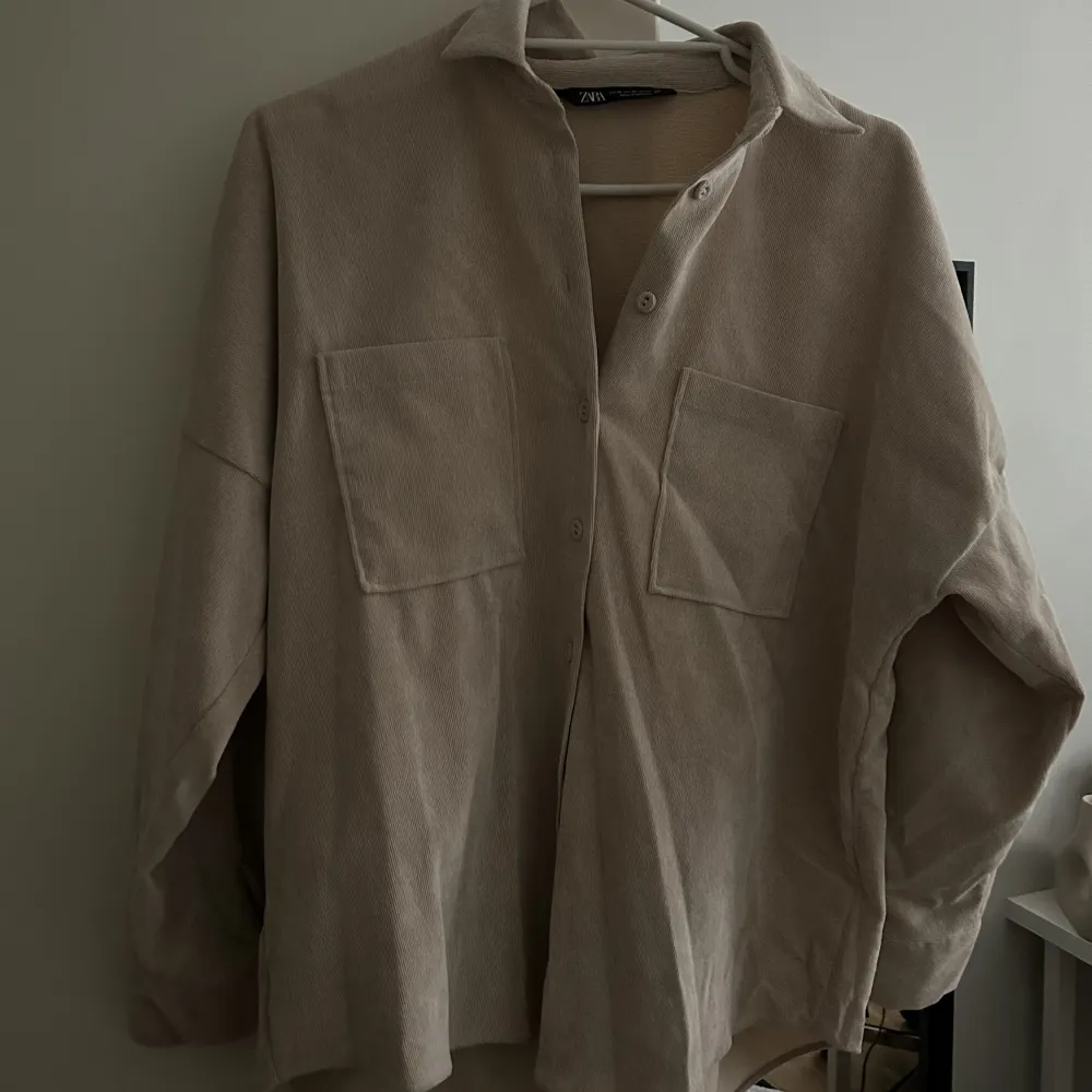 Säljer denna trendiga manchester skjortan från Zara. Strl xs 150kr + frakt. Skjortor.