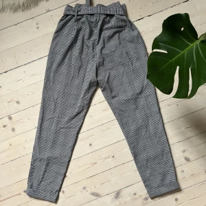 Rutiga Byxormed knytskärp - Rutiga byxor från Zara. Använd fåtal gånger :) 