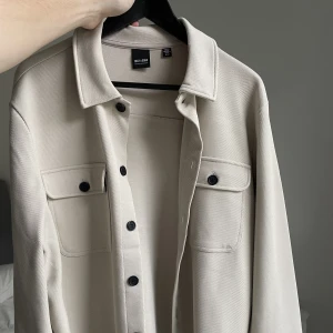 Overshirt Only&Sons  - Overshirt från Only&Sons, i färgen beige. Storlek M, använd en gång.