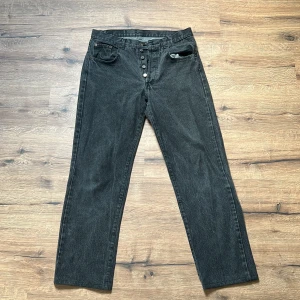 Levis 501 - Fina Levis 501 utan slitningar. De står storlek 33/36 men de är upplagda så de är mer som 32-33 i längd