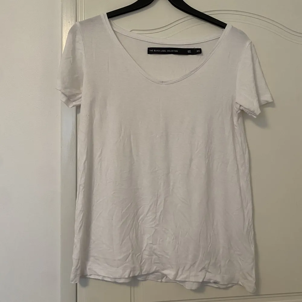 Fin och enkel T-shirt från lager157. Ett bra plagg att ha i sin garderob . T-shirts.