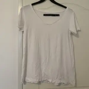 Fin och enkel T-shirt från lager157. Ett bra plagg att ha i sin garderob 