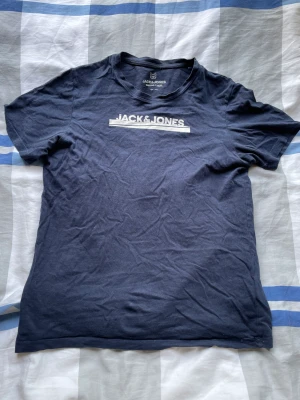 Jack & Jones T-shirts! - Säljer nu min Jack & Jones tshirts då de blivit för små! Alla 3 tshirtsen för 50kr:) den ljusblåa och gröna har små små hål på magen, inget större man tänker på! Storlek 164/S. Håller på och garderobränsa så var inte rädda för att kolla resten av profilen