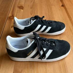 Svarta adidas gazelle. Knappt använda pga för stora.