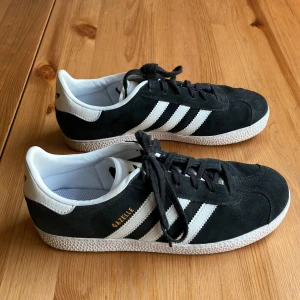 Adidas gazelle  - Svarta adidas gazelle. Knappt använda pga för stora.