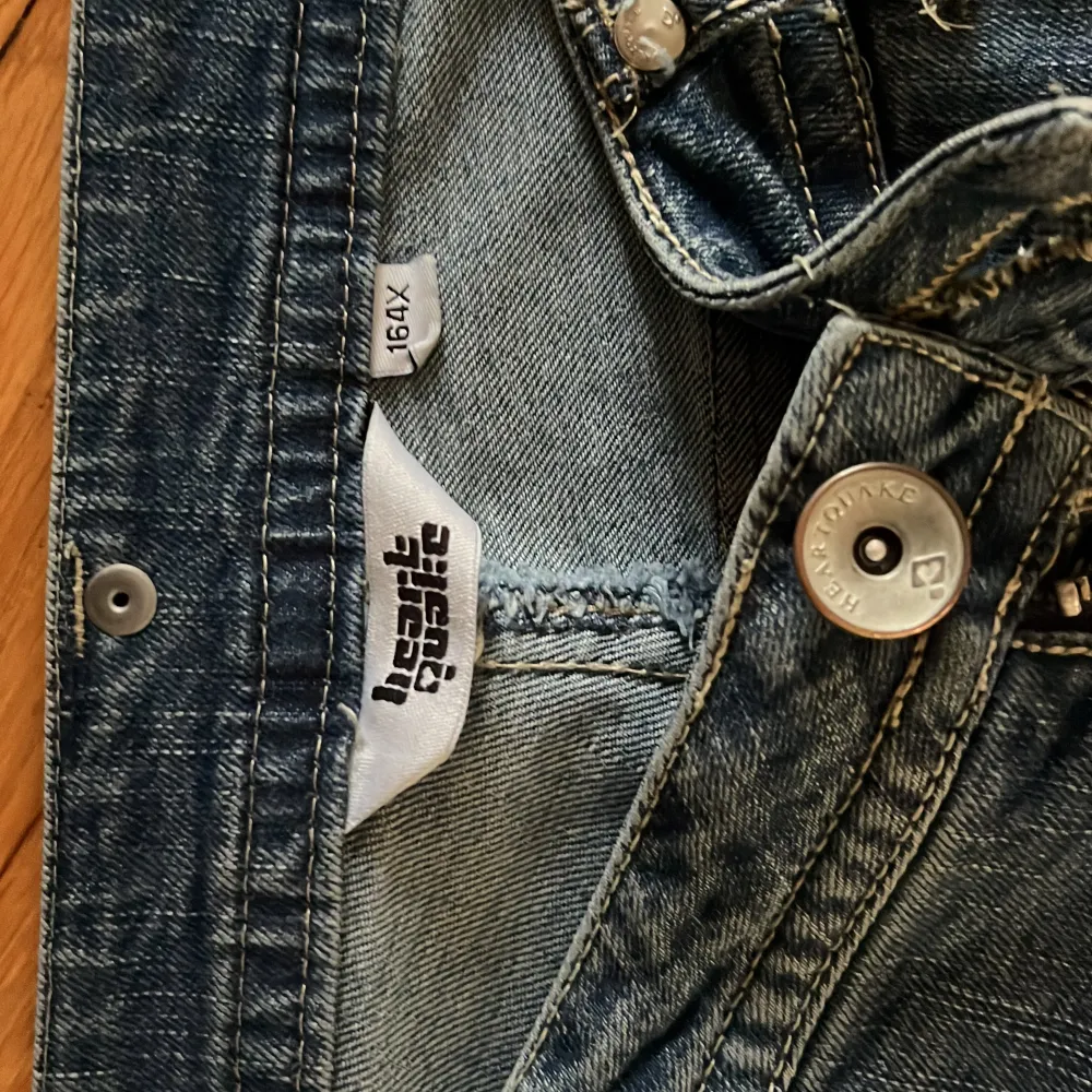 Ett par skit snygga low waist heart quake jeans! 💕Absolut inga dissefekter och passar storlek 34-36. Skriv vid frågor eller om ni vill köpa!❤️(är inte sålda). Jeans & Byxor.