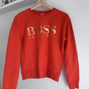 Säljer min orange Hugo Boss sweatshirt då den knappt kom till någon användning. Väldigt mysig och passar perfekt nu inför hösten☺️passar xs-s! 