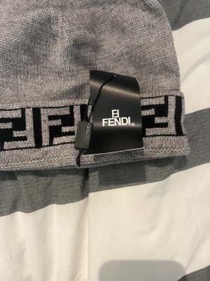 Fendi mössa - Fendi mössa den var lite lite men köttet bra skick eftersom den är helt ny pris kan diskuteras vid snabb affär 
